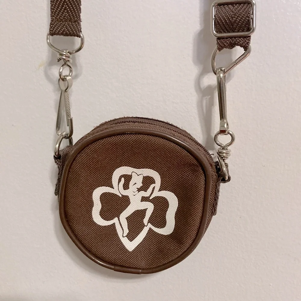 GIRL SCOUT BROWNIES Coin Change Purse with Zipper Closure and Straps Round 4 in